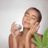 mujer-sosteniendo-crema-piel-hecha-extracto-cannabis-hojas-marihuana_296355-8